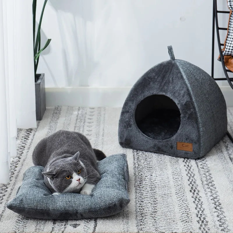Casa para Gatos Triangular de Terciopelo Cerrada – Acogedora y Cálida, Ideal para Descanso y Seguridad 2
