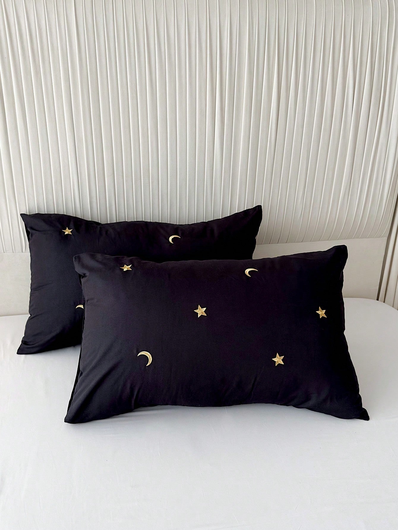 Funda de Almohada Negra con Bordado de Estrellas y Luna – Diseño Elegante y Sofisticado, 20 x 30 cm 1