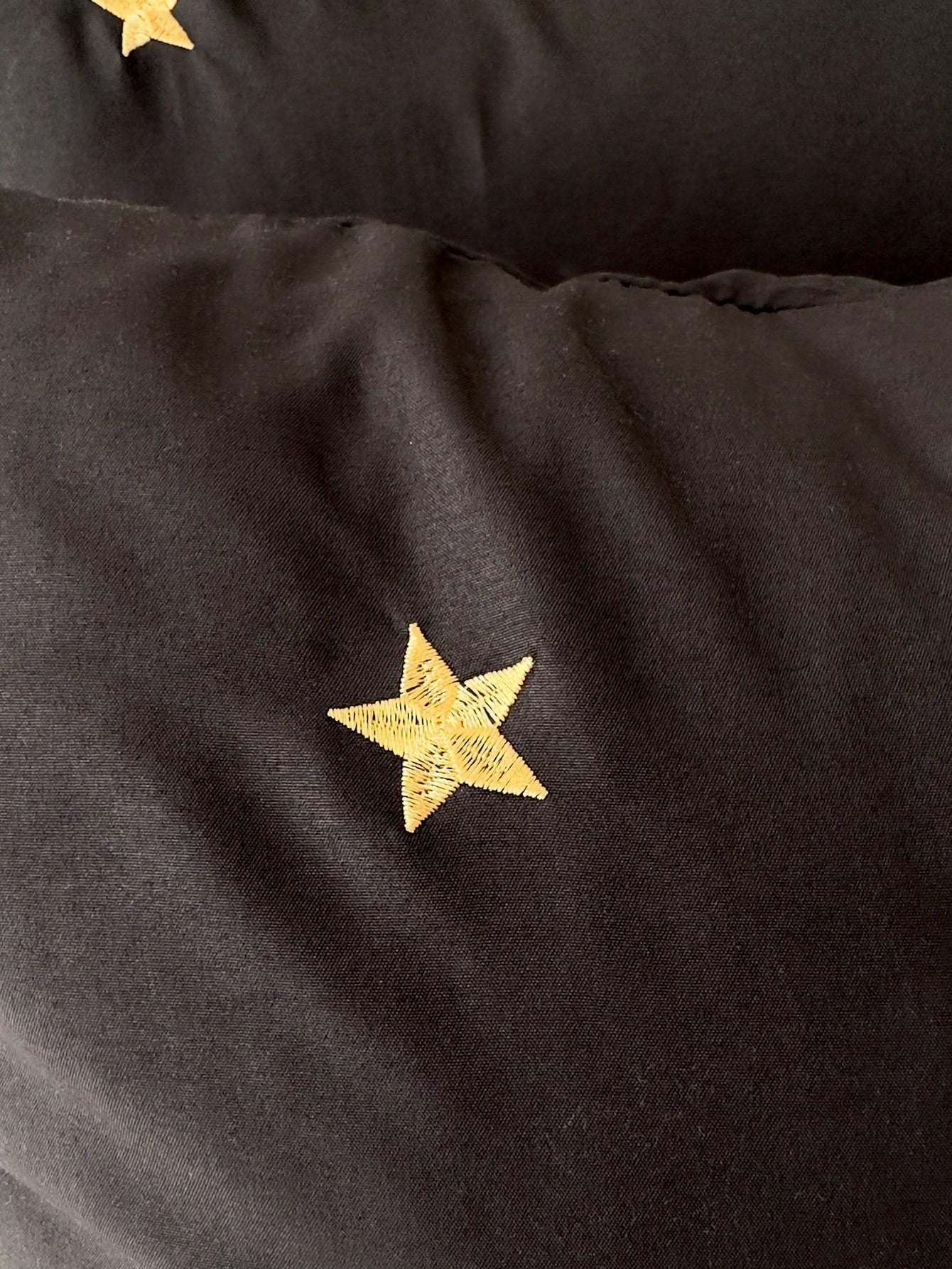 Funda de Almohada Negra con Bordado de Estrellas y Luna – Diseño Elegante y Sofisticado, 20 x 30 cm 2