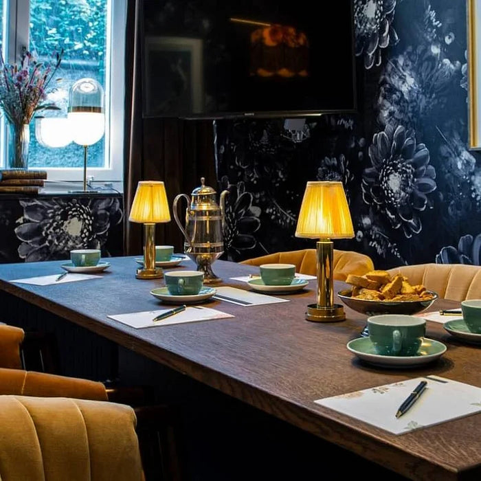 Lámpara de Mesa Inalámbrica de Aluminio con Acabado de Tela – Lámpara Sobremesa Elegante y Funcional para Decoración Moderna 1