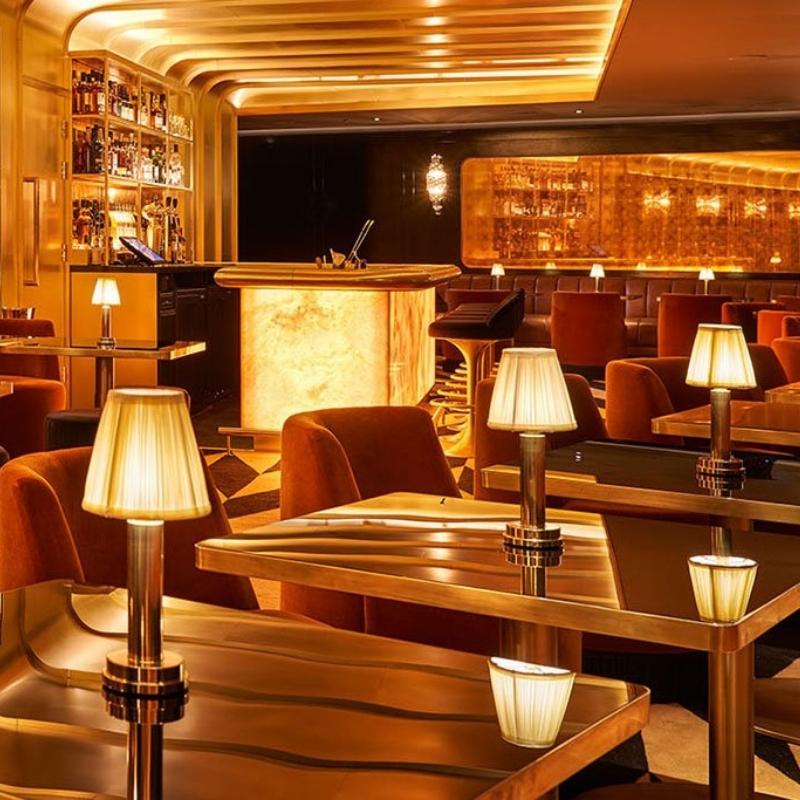 Lámpara de Mesa Inalámbrica de Aluminio con Acabado de Tela – Lámpara Sobremesa Elegante y Funcional para Decoración Moderna 2