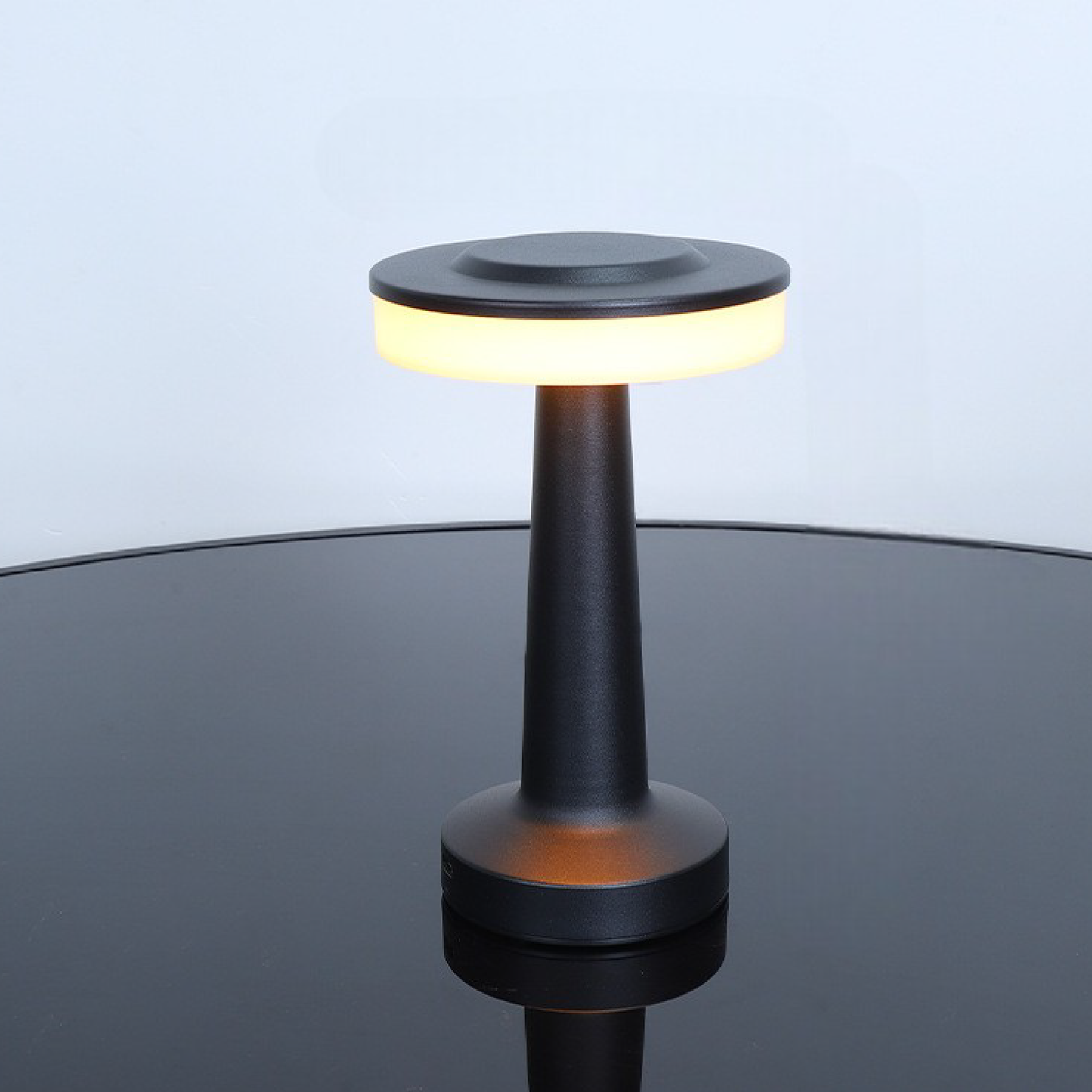 Lámpara de Mesa LED Negra de Metal con Luz Cálida – Diseño Moderno para Oficina y Hogar, Ideal para Mesita de Noche 0