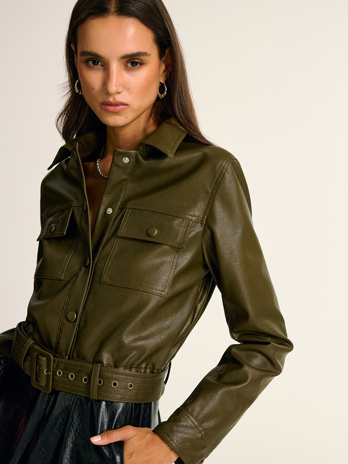 Chaqueta Mujer Slim Fit Tipo Cargo de PU con Cinturón – Estilo Moderno y Versátil en Cuero Sintético 3