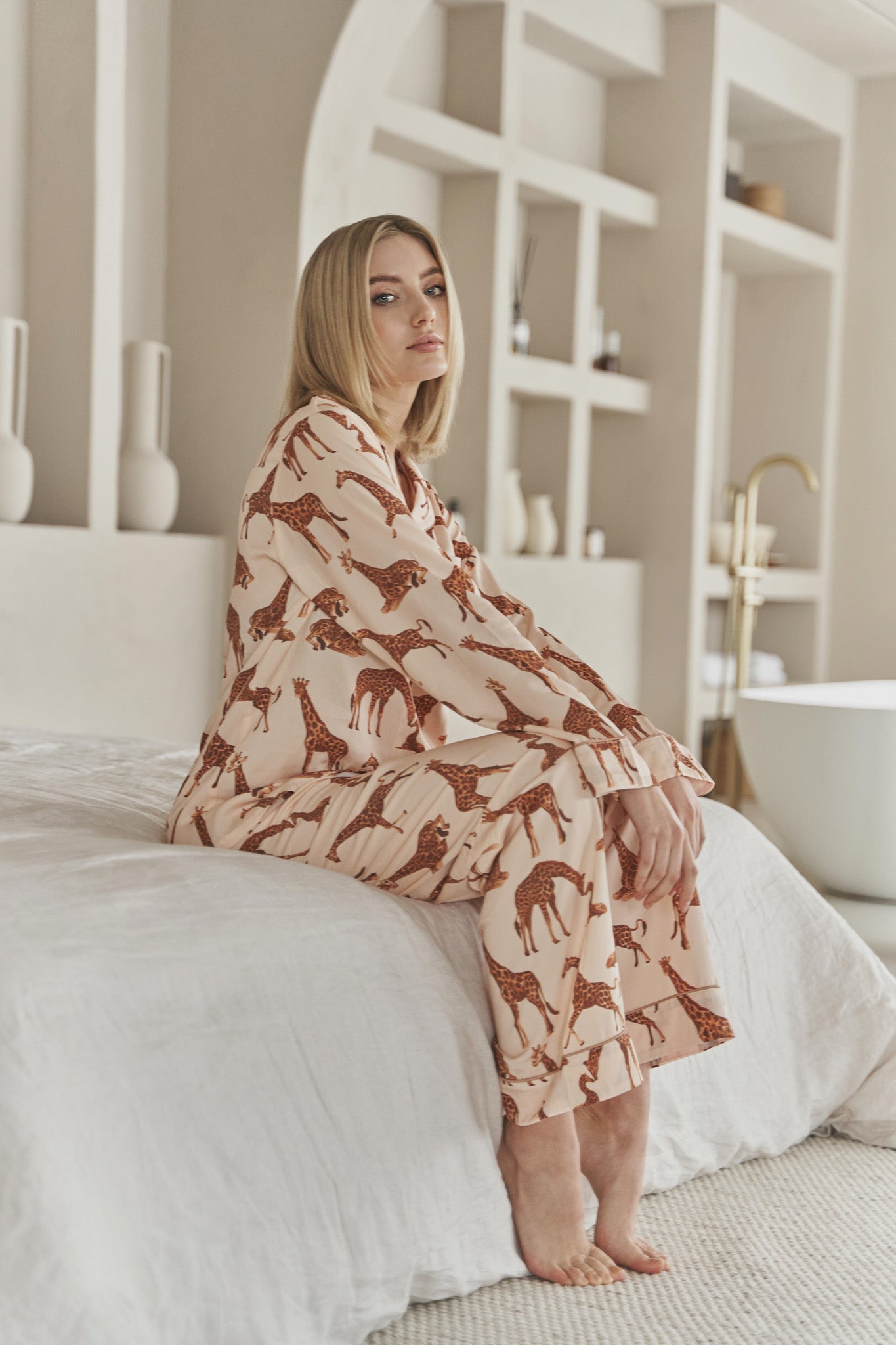 Conjunto de Pijama de Algodón para Mujer con Estampado de Jirafa – Ropa de Dormir Cómoda y Elegante en Beige 0