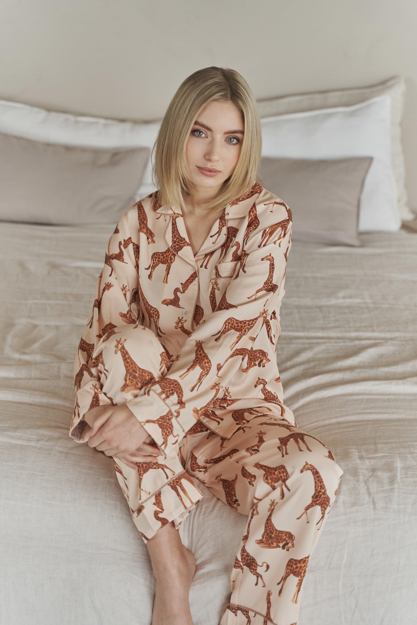 Conjunto de Pijama de Algodón para Mujer con Estampado de Jirafa – Ropa de Dormir Cómoda y Elegante en Beige 1