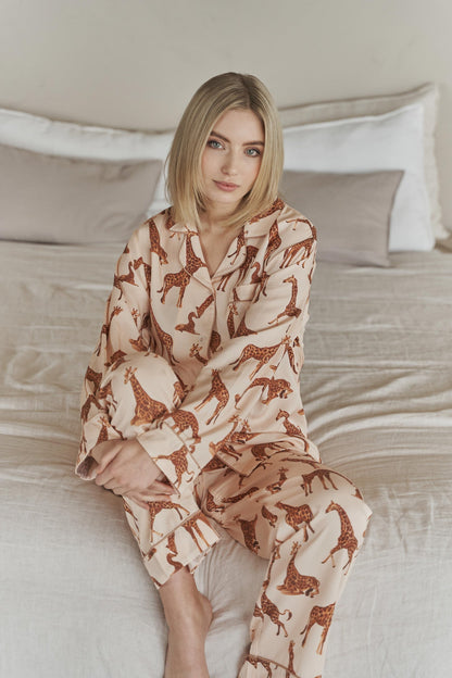 Conjunto de Pijama de Algodón para Mujer con Estampado de Jirafa – Ropa de Dormir Cómoda y Elegante en Beige 1