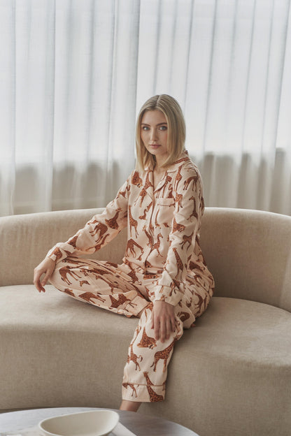Conjunto de Pijama de Algodón para Mujer con Estampado de Jirafa – Ropa de Dormir Cómoda y Elegante en Beige 2