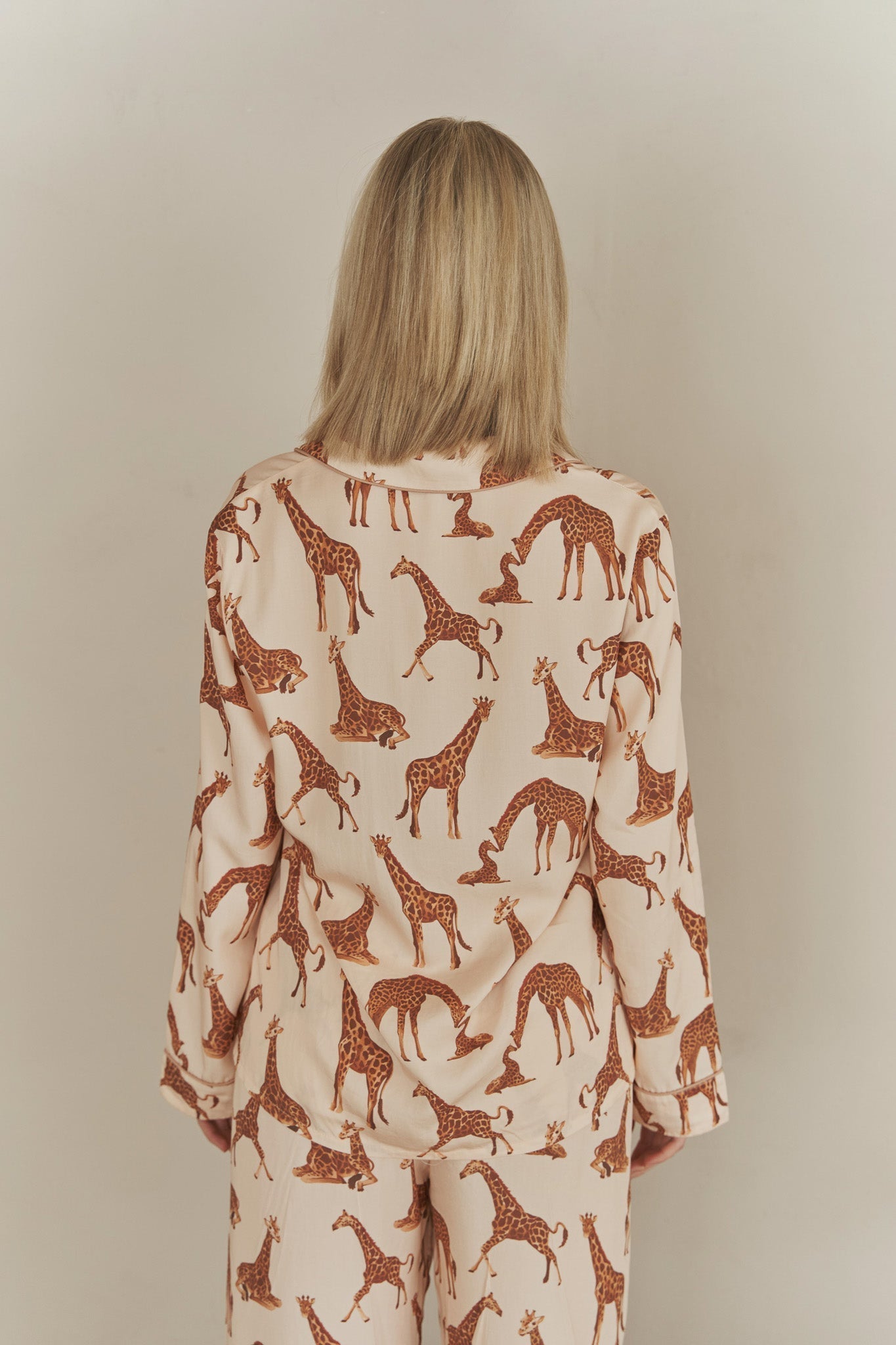 Conjunto de Pijama de Algodón para Mujer con Estampado de Jirafa – Ropa de Dormir Cómoda y Elegante en Beige 3