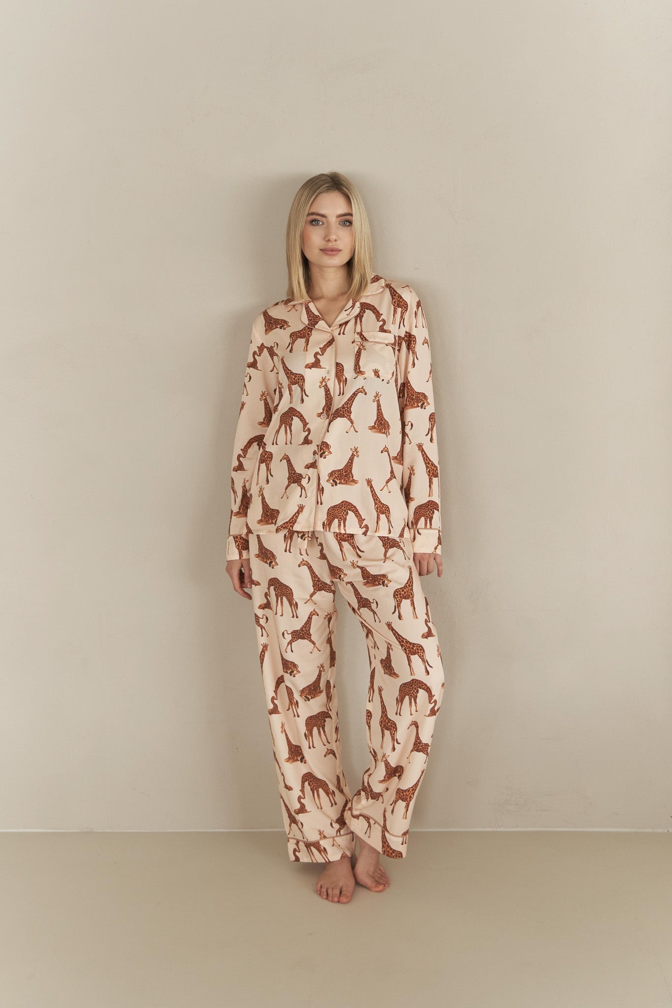 Conjunto de Pijama de Algodón para Mujer con Estampado de Jirafa – Ropa de Dormir Cómoda y Elegante en Beige 4