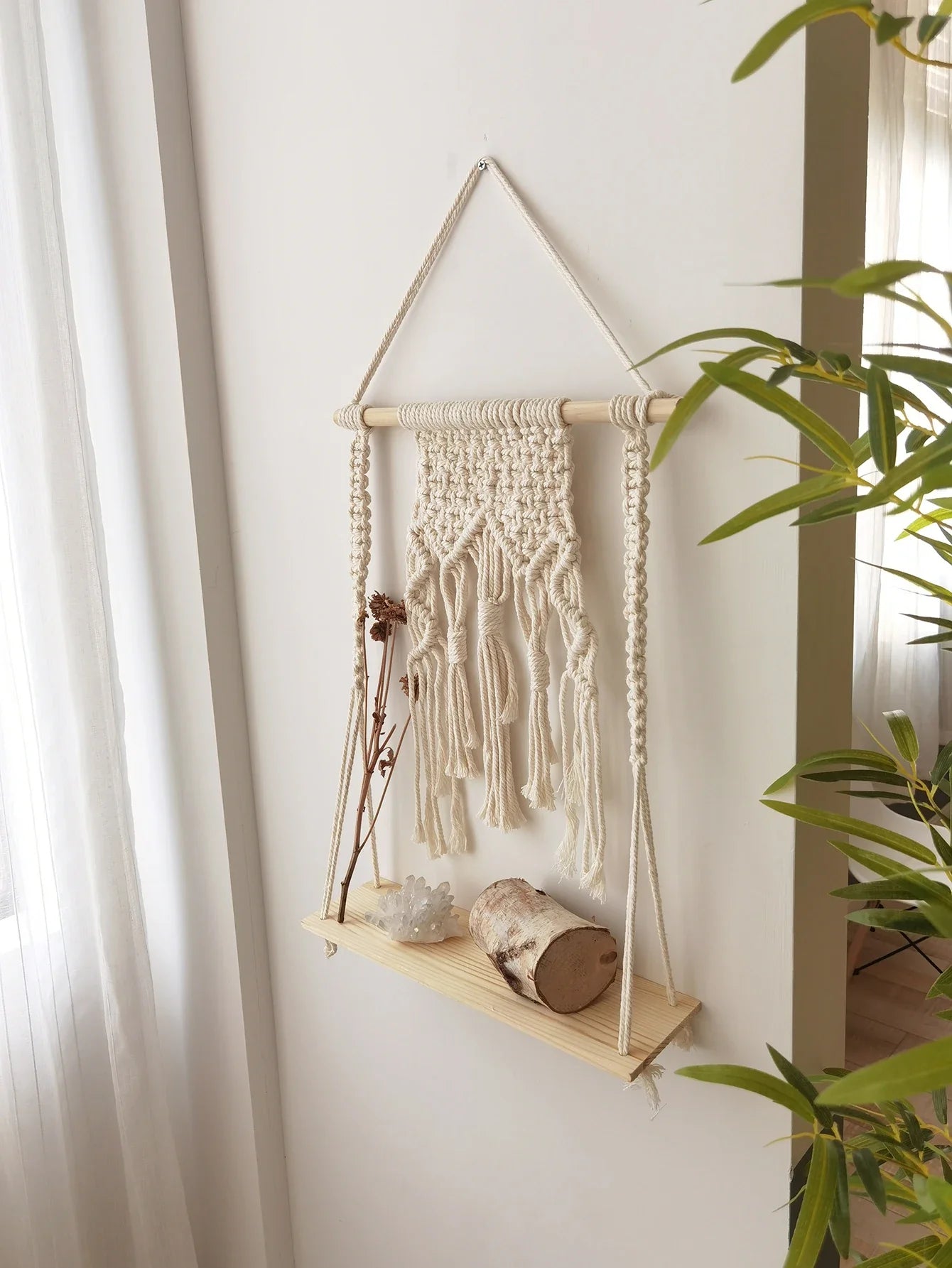Estante de Pared de Macramé Hecho a Mano con Base de Madera – Estantería Boho para Plantas y Decoración 1