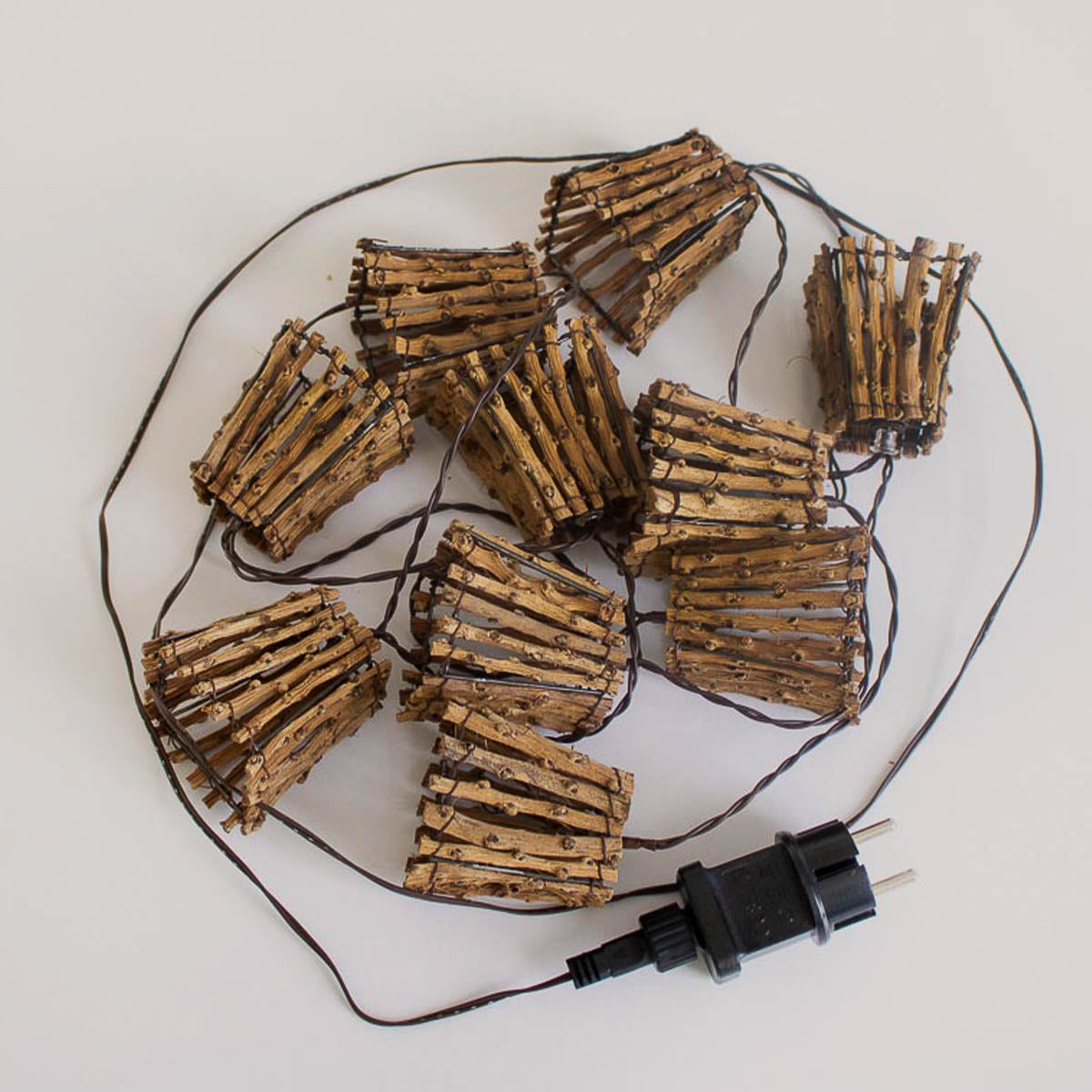 Guirnalda de Luces Exterior con Pantallas de Madera Natural – 10 LED para Jardín e Interior, Iluminación Cálida y Acogedora 2