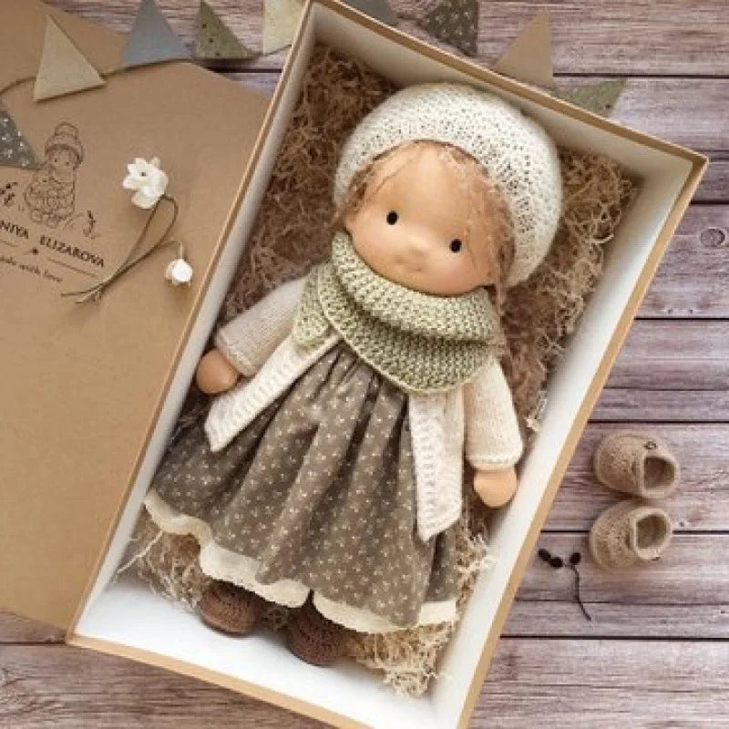 Muñeca de Peluche Mila Estilo Waldorf de Algodón con Caja de Tela – Ideal para Jugar y Abrazar, 12 x 30 cm 10