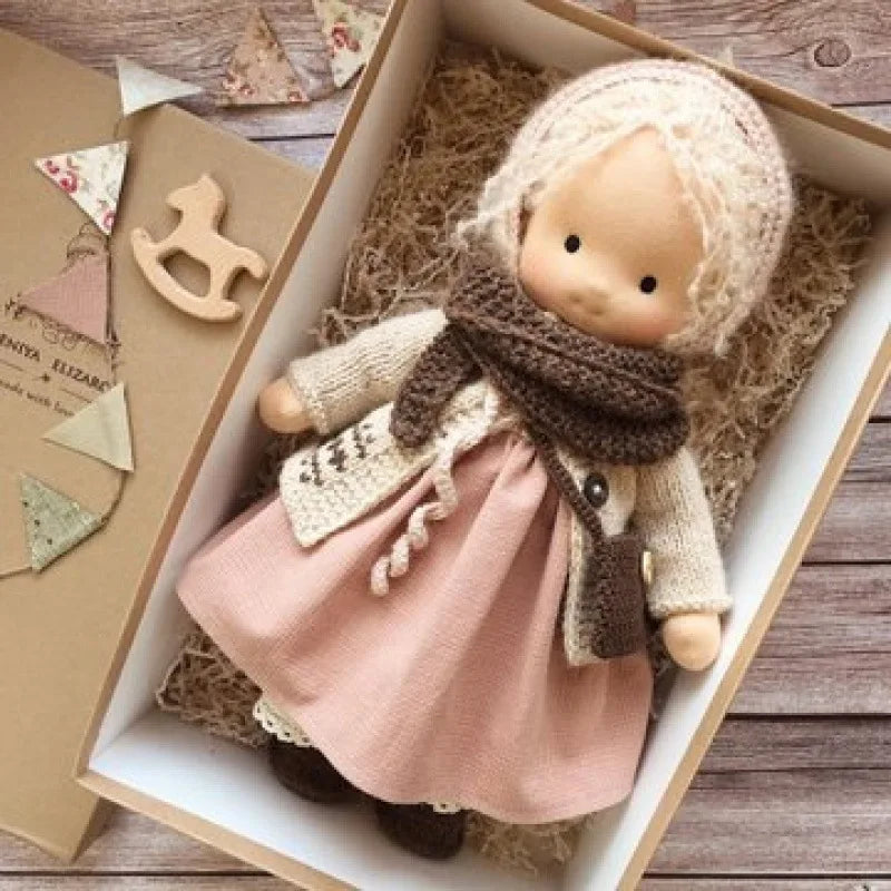 Muñeca de Peluche Mila Estilo Waldorf de Algodón con Caja de Tela – Ideal para Jugar y Abrazar, 12 x 30 cm 38