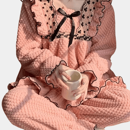Pijama Mujer Rosa con Detalles de Volantes, Conjunto de Pijamas de Mujer Suave y Cálido para Invierno, Ropa de Dormir Elegante 1